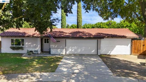Photo of 2921 2921 Rimrock Ct Ct, Modesto, CA 95355 (MLS # 41125015)