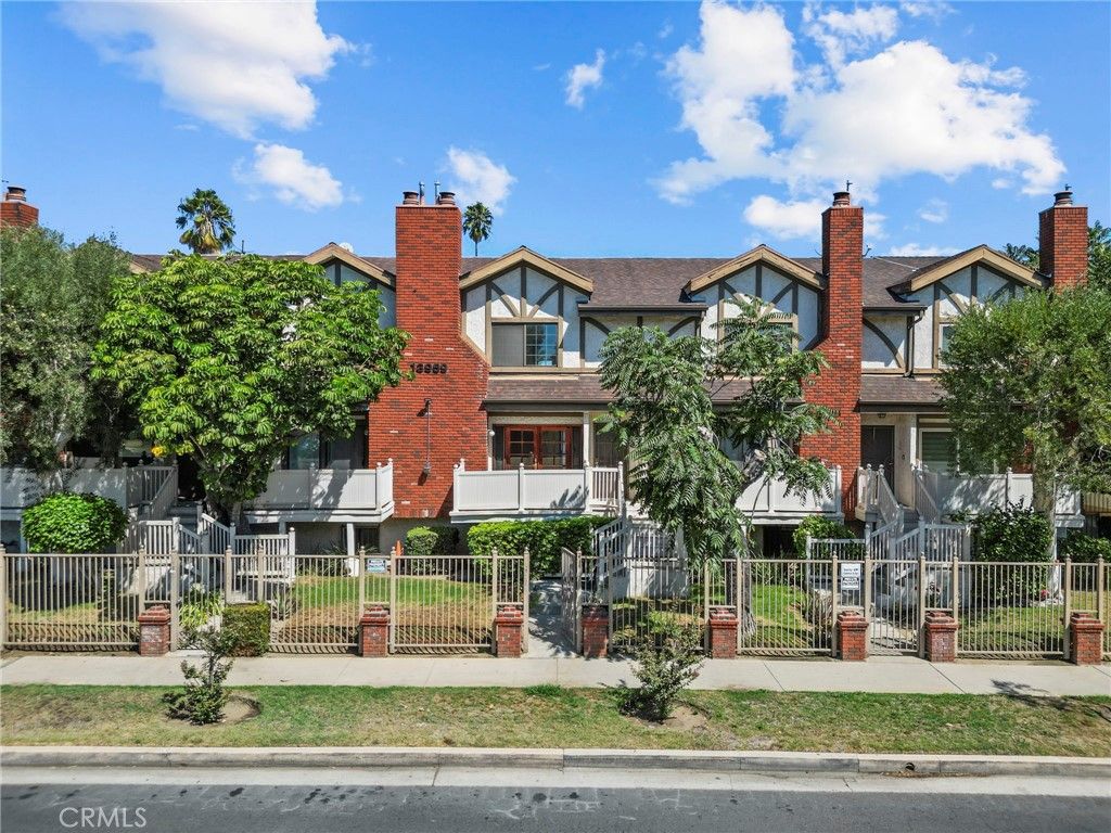 Photo of 13959 Victory Boulevard #5, Van Nuys, CA 91401 (MLS # GD25219322)