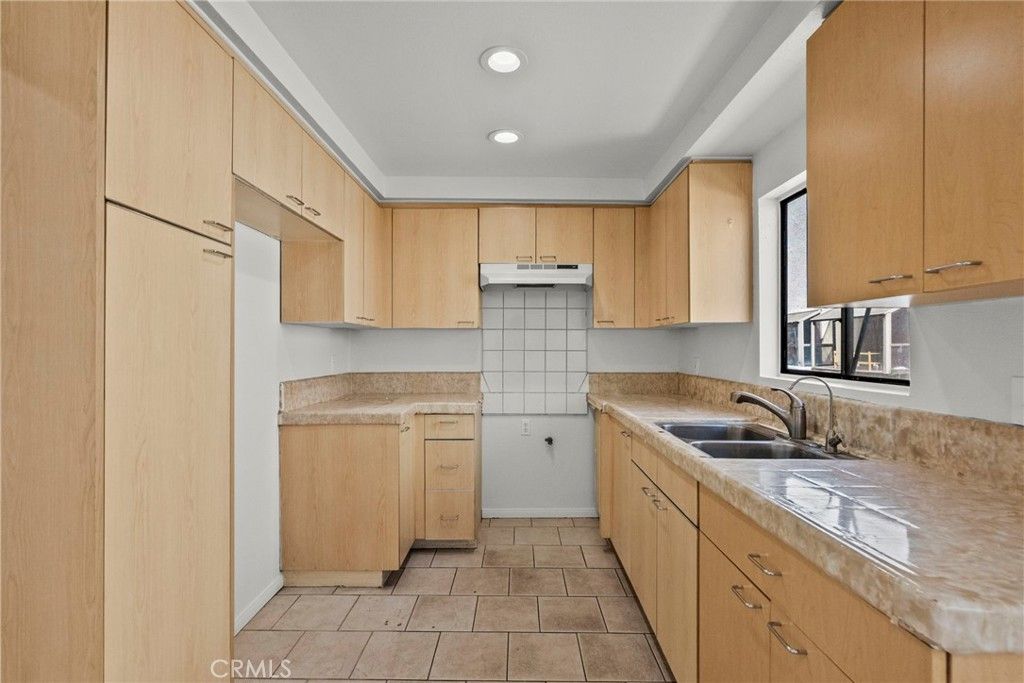 Photo of 13959 Victory Boulevard #5, Van Nuys, CA 91401 (MLS # GD25219322)