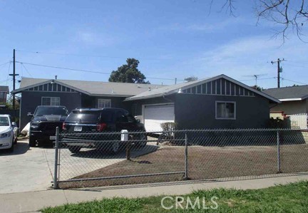 MUST SEE!!! Lovely and cozy!! Great home in quiet neighborhood. Centrally located to in Orange County. 4 bedrooms and 2 bathrooms. Plenty of space for parking!