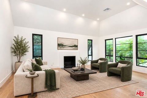 Photo of 132 N Kilkea Drive, Los Angeles, CA 90048 (MLS # 26101693)