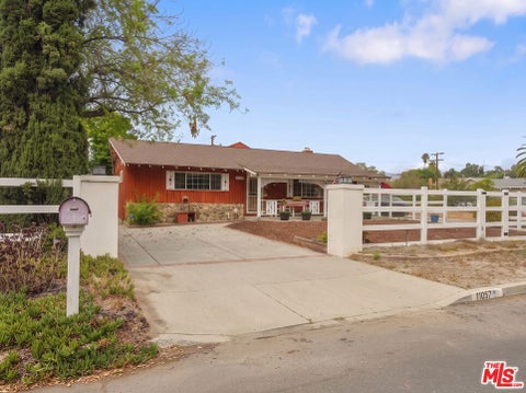 Photo of 11057 Fenway Street, Sun Valley, CA 91352 (MLS # 26102236)