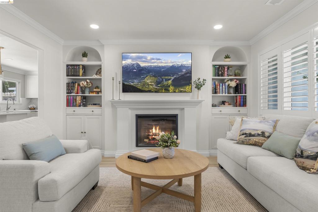 8044 Tamarack Dr