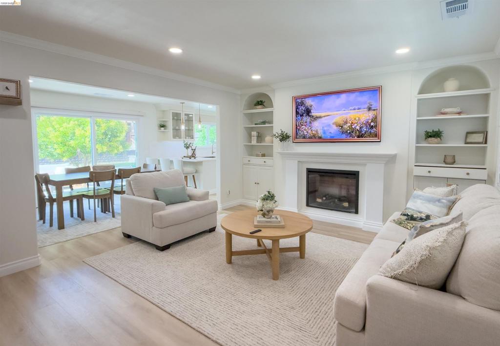 8044 Tamarack Dr