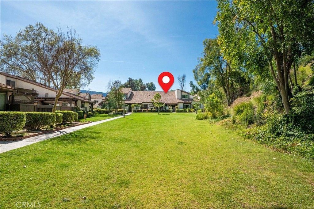 Photo of 24785 Sand Wedge Ln, Valencia, CA 91355 (MLS # SR26056700)