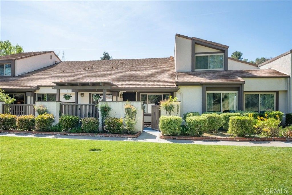 Photo of 24785 Sand Wedge Ln, Valencia, CA 91355 (MLS # SR26056700)