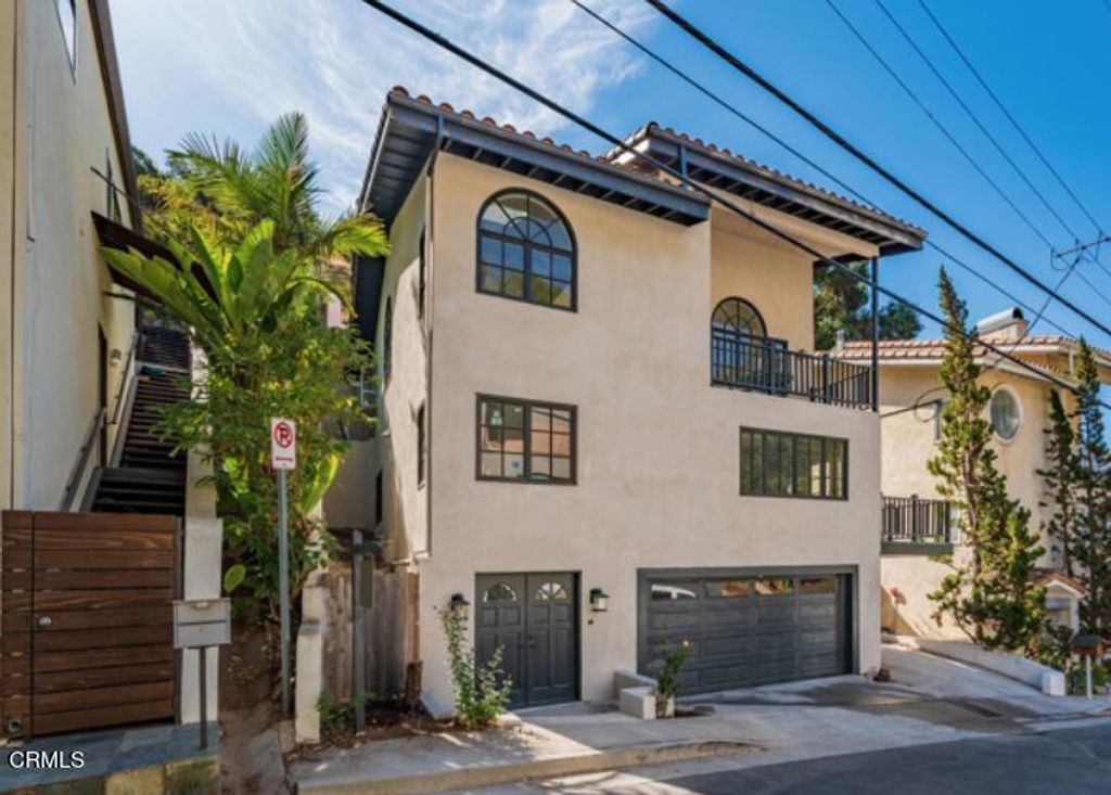 Photo of 8032 Willow Glen Road, Los Angeles, CA 90046 (MLS # P1-23835)