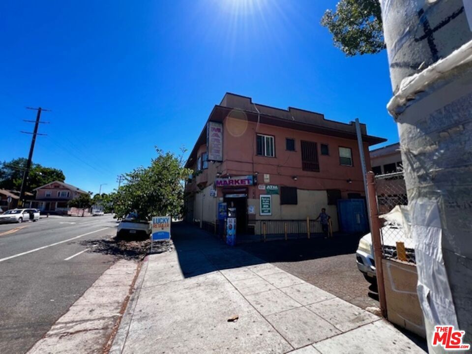 Main image without alt text