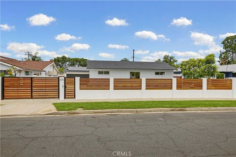 Photo of 2515 E Orange Grove AVE, Orange, CA 92867 (MLS # HD26106549)
