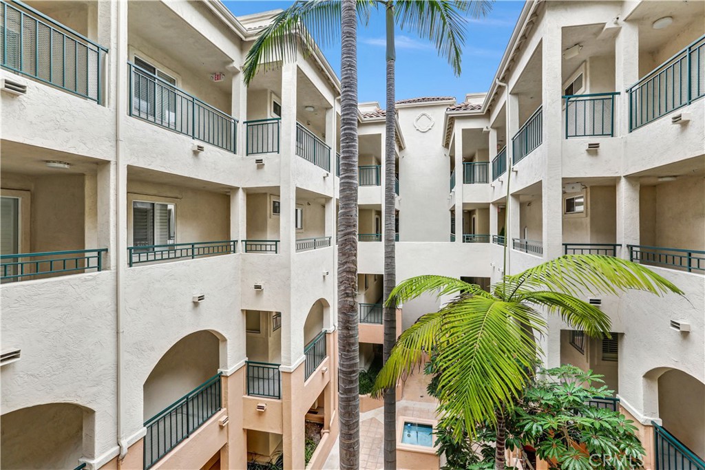 640 Camino De La Reina