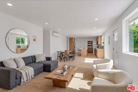 Photo of 6913 Encino Avenue #1/2 Upper, Los Angeles, CA 91406 (MLS # 26866311)