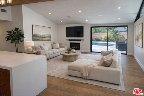 Photo of 6329 Jumilla Avenue, Woodland Hills, CA 91367 (MLS # 26673991)