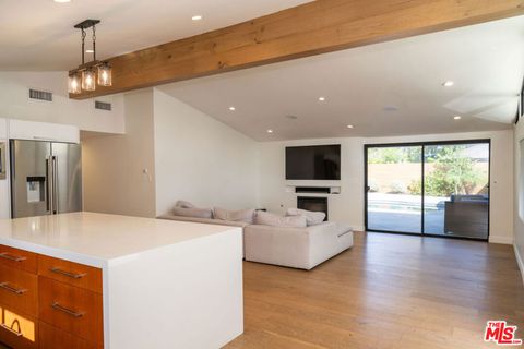 Photo of 6329 Jumilla Avenue, Woodland Hills, CA 91367 (MLS # 26673991)