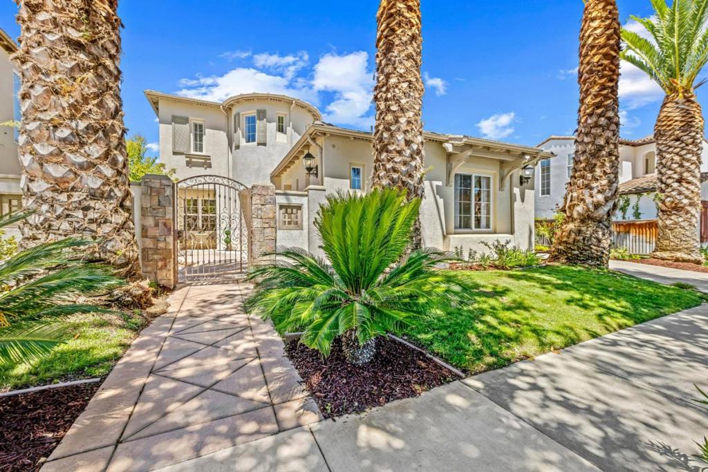 2520 Club Drive