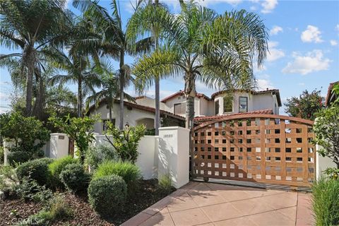 Photo of 10585 Esther Avenue, Los Angeles, CA 90064 (MLS # SR26034549)