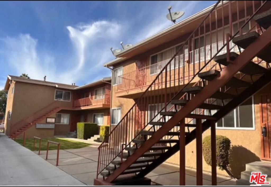 Upgraded single story unit for lease! This centrally located apartment features 1 bedroom, 1 stylish bathroom, a kitchen with a refrigerator and stove, a spacious dining room, recessed lighting and ample storage. It's also located near the Sofi Stadium, the Intuit Dome, Hollywood Park, LAX and Dockweiler Beach. This listing won't last!