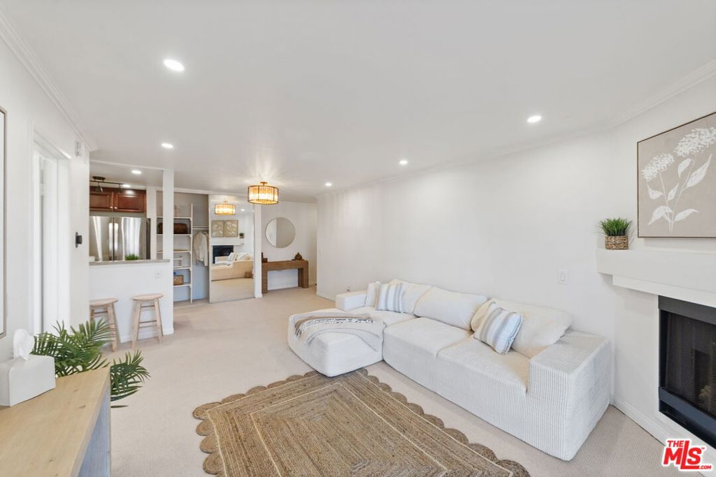 5545 Canoga Avenue 206