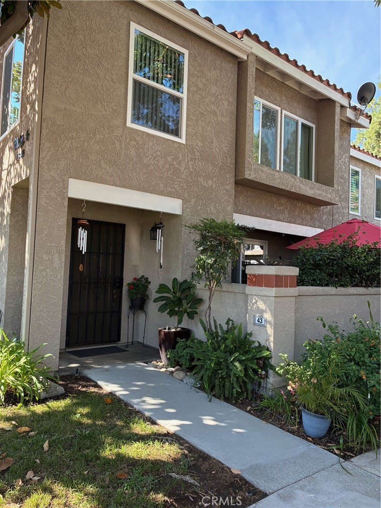 Two Master Suites in this updated Condo waiting for a new tenant. This an end unit which has Dining area with two large windows, ample Living Room with fireplace, crown molding & baseboard. Kitchen has white cabinets some witn glass fronts, separate laundry area and 1/2 bath. Going upstairs new engineered flooring, top landing and two Master Suites with remodeled bathrooms. Lots of nauural lighting throughout upper & lower levels.
Windows & Patio door have been recently updated with dual pane & screens.
