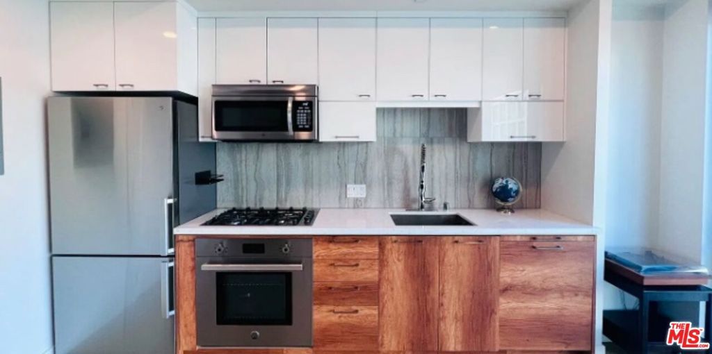 Photo of 400 S Broadway #502, Los Angeles, CA 90013 (MLS # 25599009)