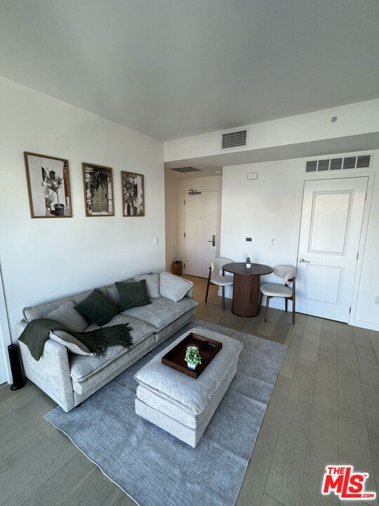 400 S Broadway 502