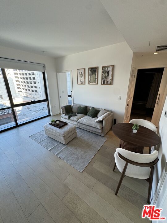 400 S Broadway 502
