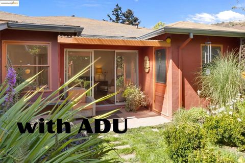 Photo of 7415 Circle Hill Dr Dr, Oakland, CA 94605 (MLS # 41109122)