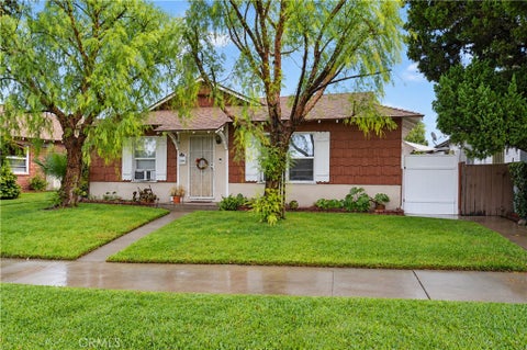 Photo of 2534 N Buena Vista Street, Burbank, CA 91504 (MLS # BB26230037)