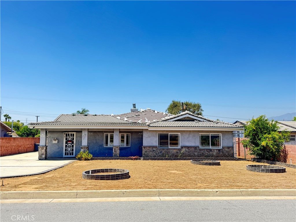 3 Bed, 2 Bath | 2,098 Sq Ft | 9,873 Sq Ft Lot | Pool Home----
Great opportunity in a desirable neighborhood! This 3-bedroom, 2-bath home sits on a large lot with a pool and offers 2,098 sq ft of potential. Home was involved in a fire but not red-tagged. Ideal for investors or buyers looking for a rehab project. Bring your vision and restore this loved home to its full potential!