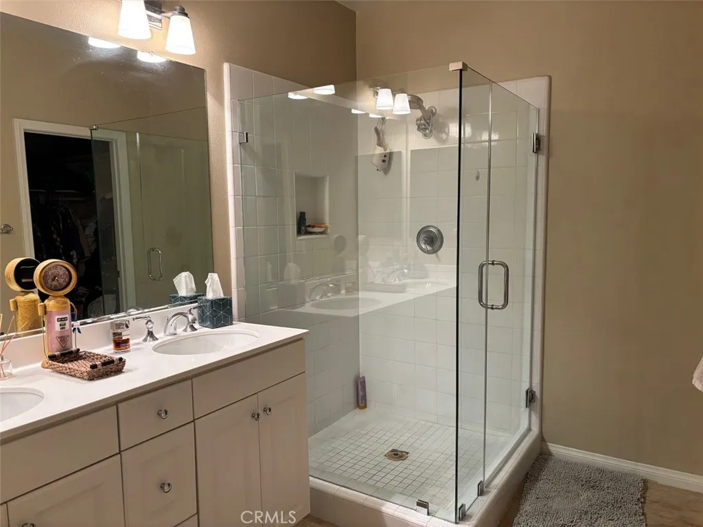 Irvine, California 92618, United States, 2 Bedrooms Bedrooms, ,2 BathroomsBathrooms,Residential,Pending,184370