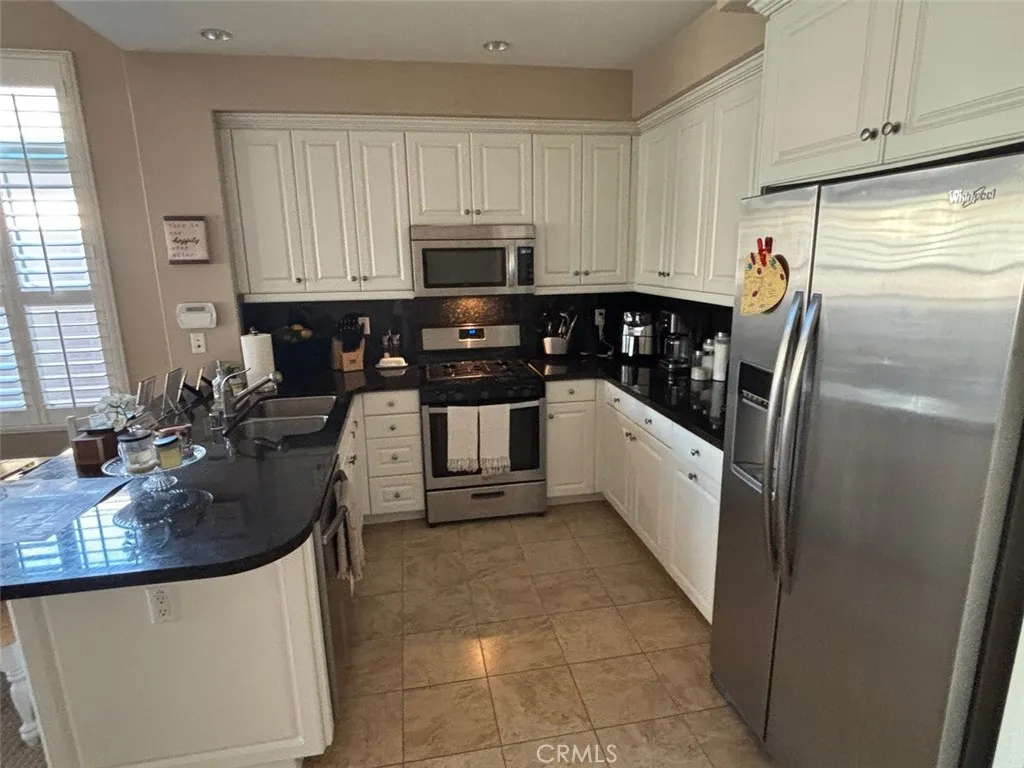 Irvine, California 92618, United States, 2 Bedrooms Bedrooms, ,2 BathroomsBathrooms,Residential,Pending,184370