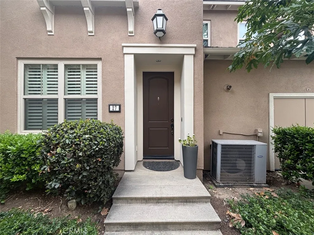 Irvine, California 92618, United States, 2 Bedrooms Bedrooms, ,2 BathroomsBathrooms,Residential,Pending,184370