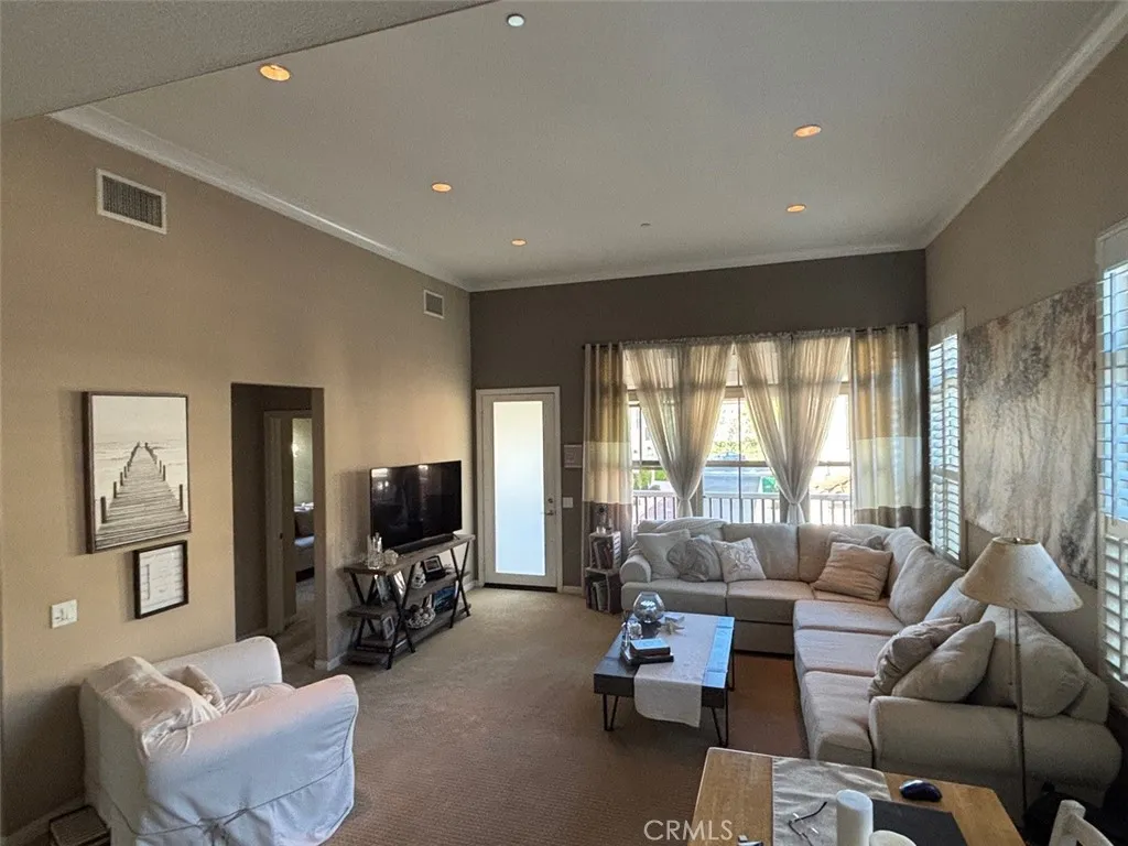 Irvine, California 92618, United States, 2 Bedrooms Bedrooms, ,2 BathroomsBathrooms,Residential,Pending,184370