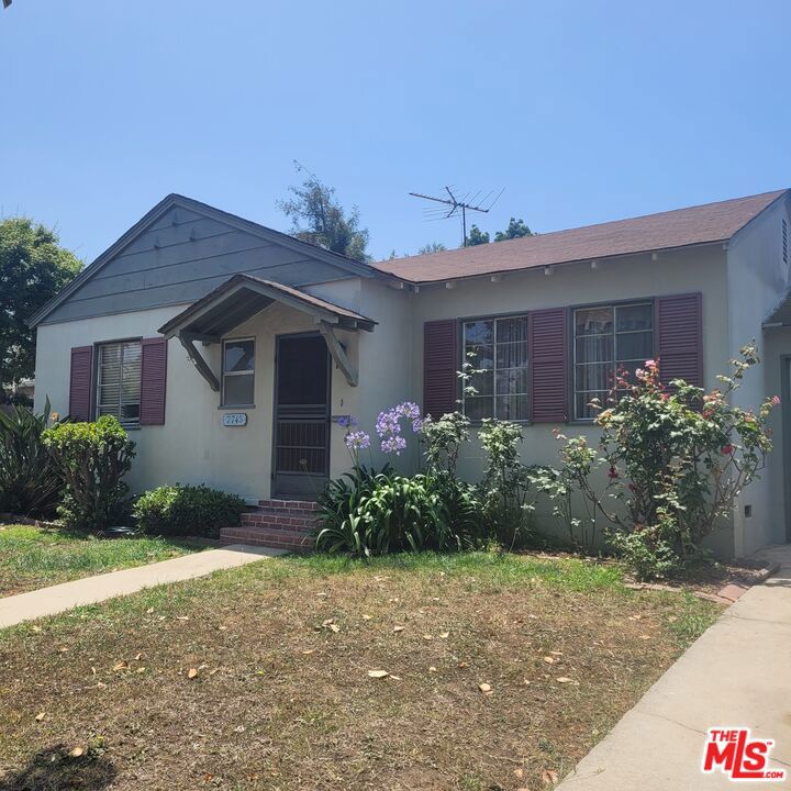 ****FIXER OPPORTUNITY**** Buy into the Osage neighborhood and make this home your own. Great location in heart of the area, not too close to busy streets and traffic. Offers considered Monday June 23rd.