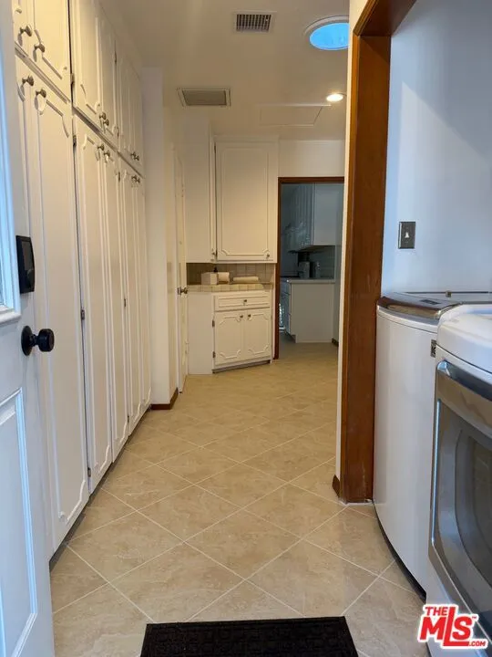 Sherman Oaks, California 91401, United States, 3 Bedrooms Bedrooms, ,3 BathroomsBathrooms,Residential,Active,249057