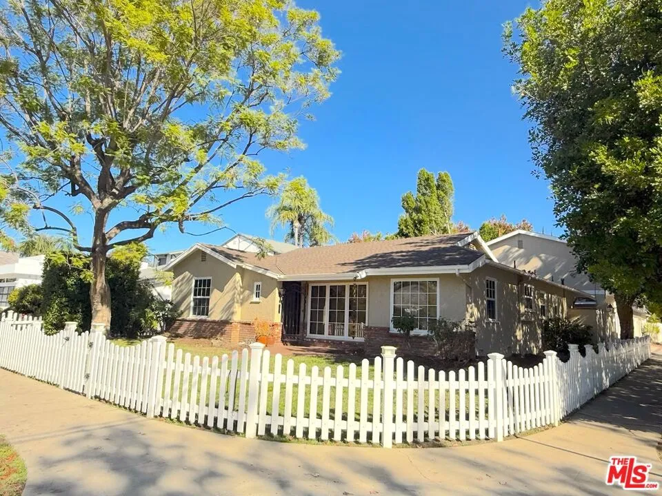 Sherman Oaks, California 91401, United States, 3 Bedrooms Bedrooms, ,3 BathroomsBathrooms,Residential,Active,249057