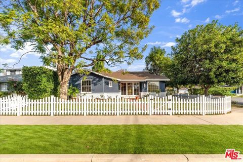 Photo of 5500 Colbath Avenue, Sherman Oaks, CA 91401 (MLS # 25614271)