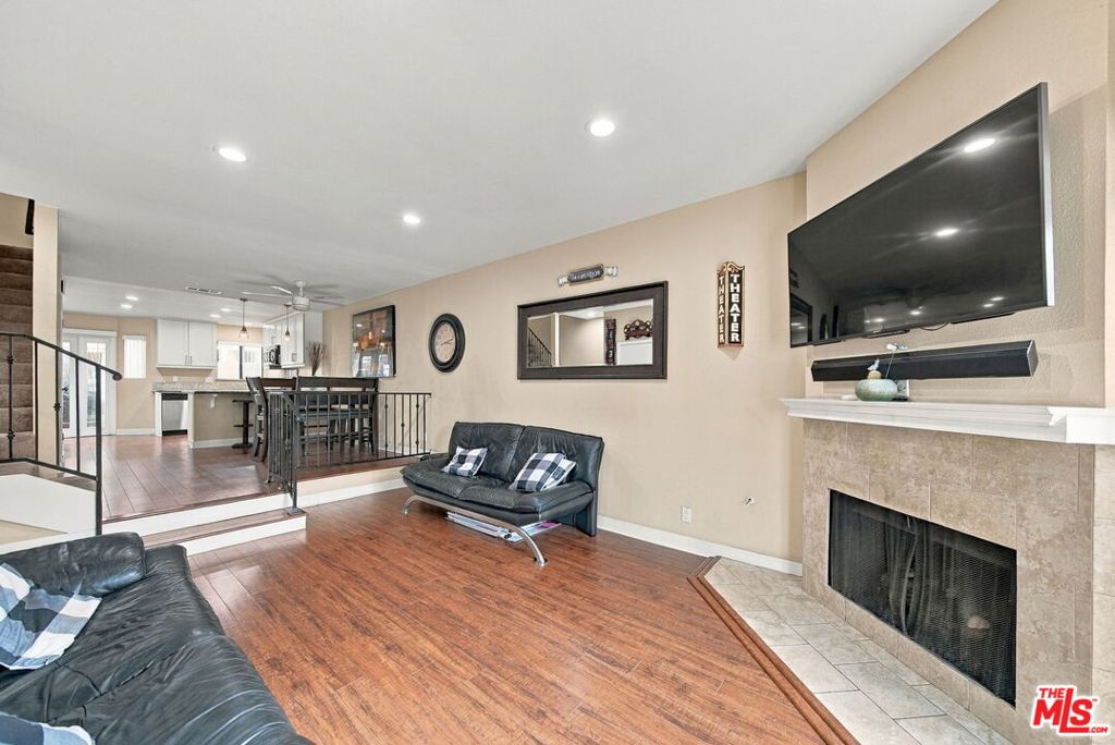 22865 Del Valle Street 3