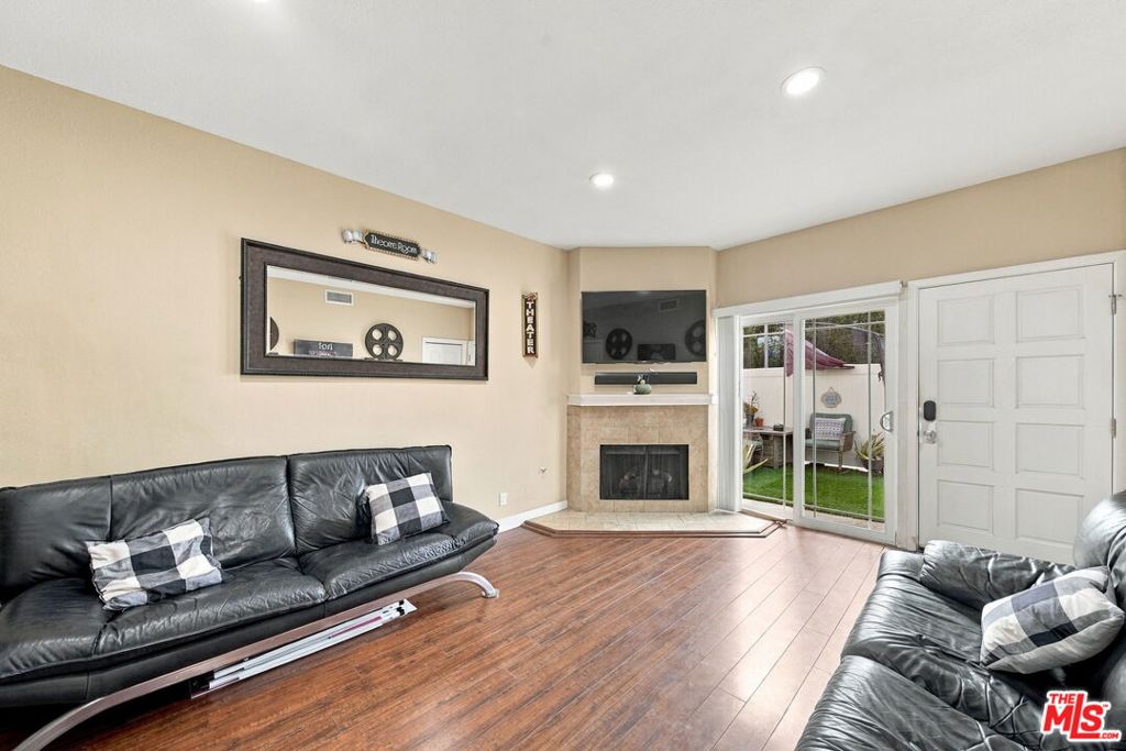 22865 Del Valle Street 3