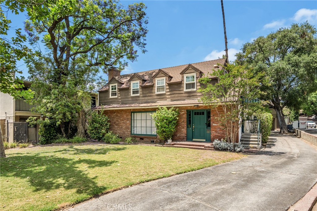 Rare opportunity for both investors and developers to acquire this Prime location 6-unit property, with over a 12,000 sqft lot, in the heart of Pasadena. 2 short blocks from S. Lake Ave where shopping and restaurants are plentiful. Very close proximity to Old Town Pasadena, Cal Tech, Pasadena Convention Center and all freeways. Property has a medium-high density zoning CD-RM-32.
