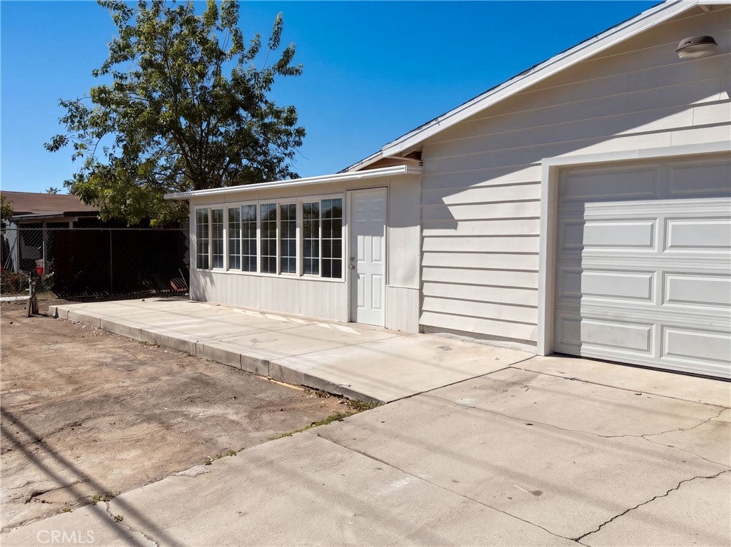 695 N Pepper Avenue