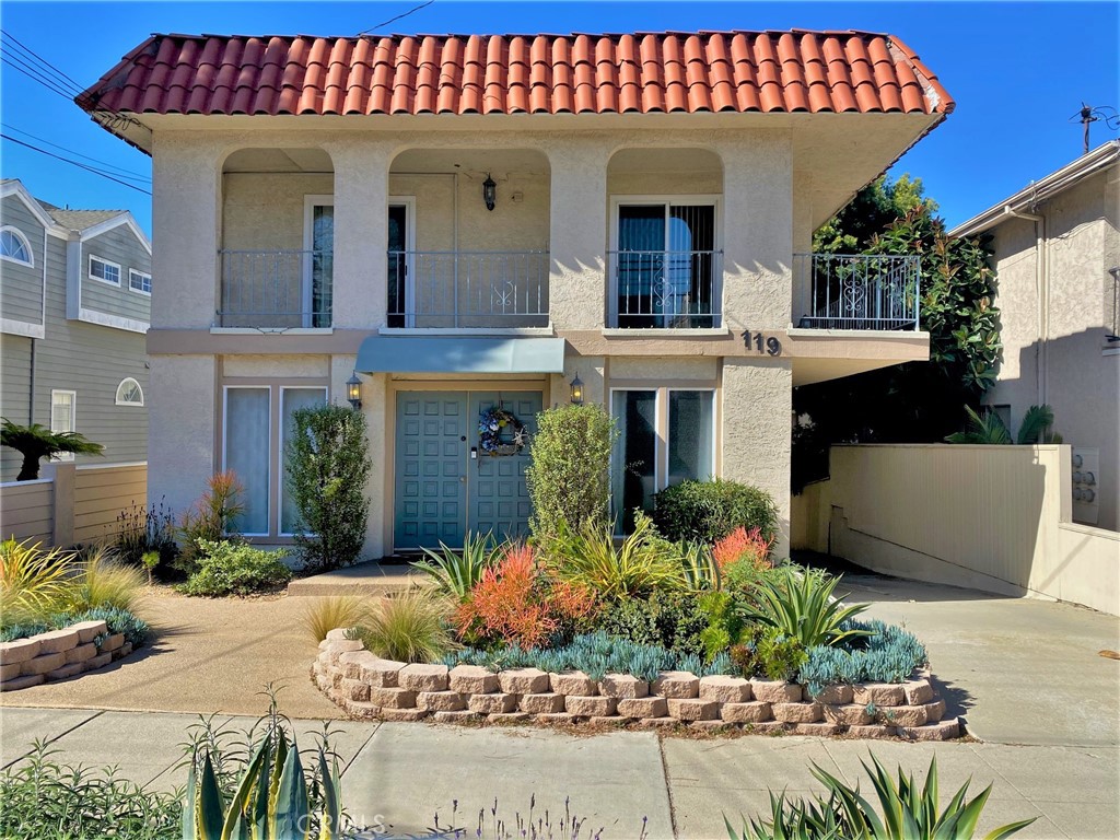 South Redondo's sweetest rental. Your own classy, "Hideaway" - 2 Bedroom, 1.5 Bath - 2 Level - Townhome Style Apartment with recent interior renovations. Newer Quartz countertops throughout, windows, interior doors, fixtures, decorator plank flooring and carpeting. All newer stainless appliances including refrigerator, microwave, dishwasher & stove/oven. Private outside entrance. Newer window coverings - it doesn't get any better than this in a great W. of Prospect location walking distance to award winning schools, restaurants, shopping, beach, harbor. Accessible to freeways, LAX & more. One-car enclosed garage & easy street parking. Exterior of this quiet 4 - unit building has been upgraded and re-landscaped. Convenient laundry room for the building. Run - don't walk to this Charming, Decorator Perfect unit in the heart of South Redondo. SORRY, BUT NO PET'S!