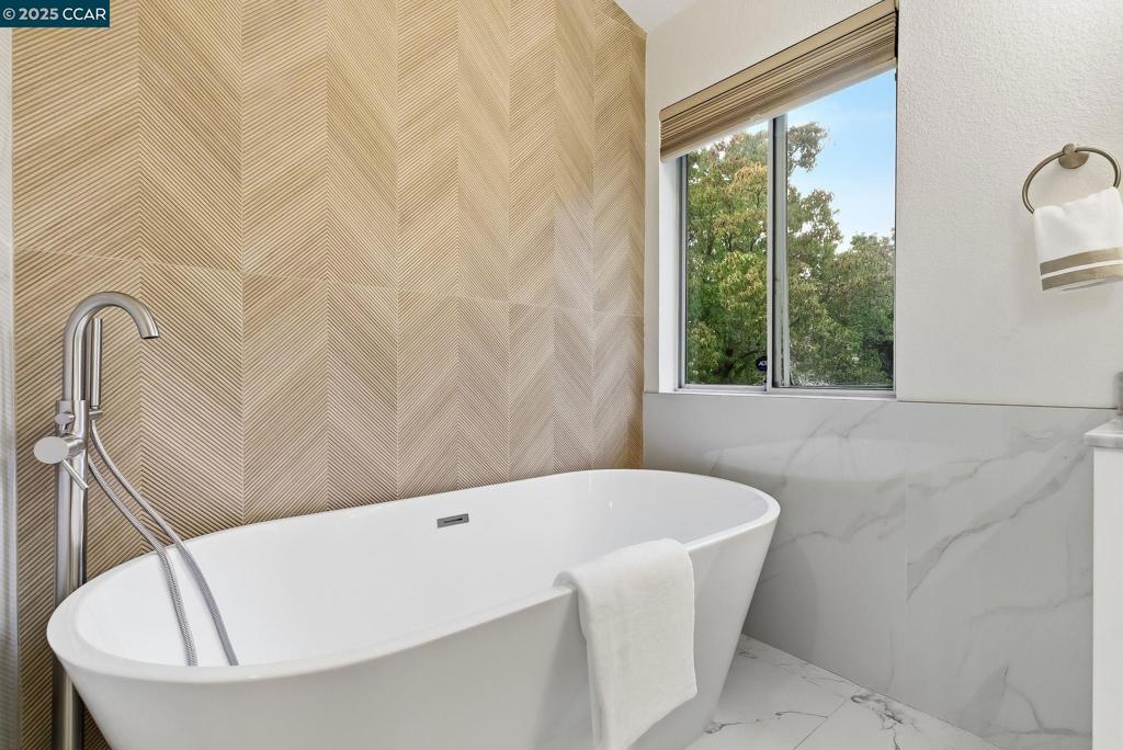 EAST HAMPTON - Residential
