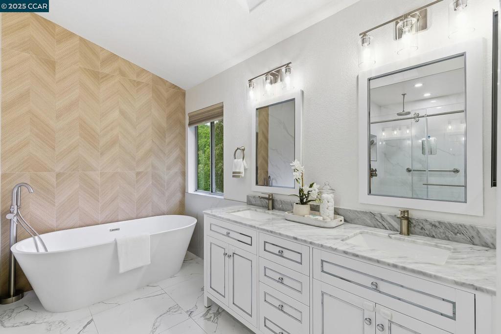 EAST HAMPTON - Residential