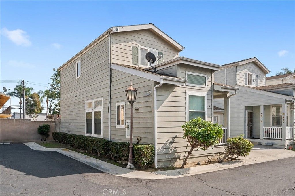 Photo of 9921 Flora Vista St #5, Bellflower, CA 90706 (MLS # DW25251144)