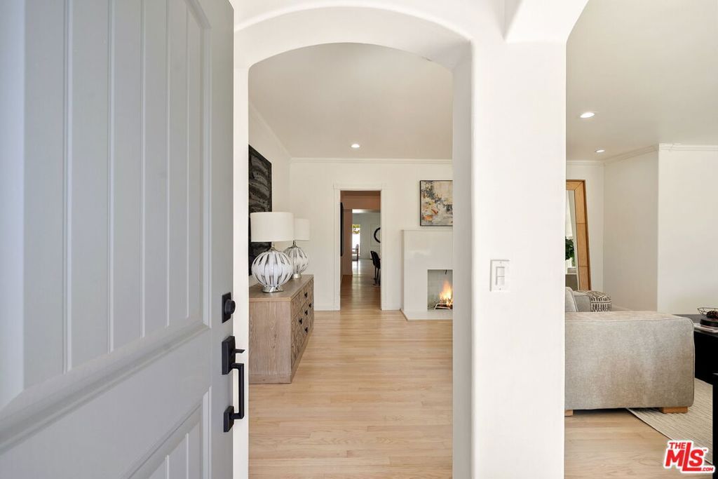 Photo of 4640 Laurelgrove Avenue, Studio City, CA 91604 (MLS # 26735683)