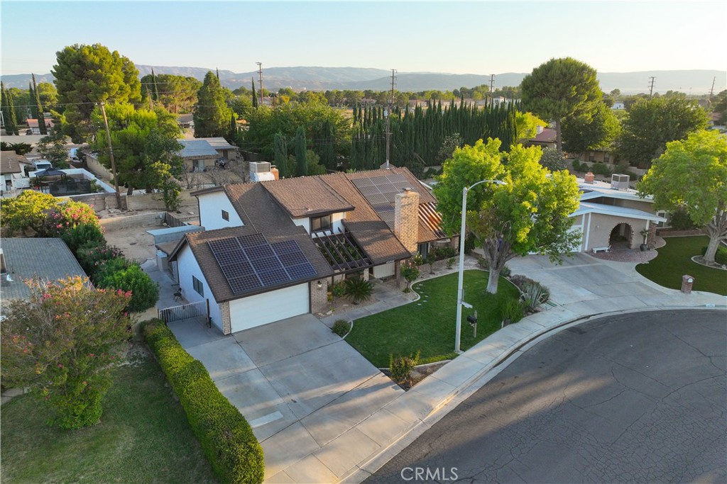 Stunning pool home in one of Lancaster's best neighborhoods. : new tile, hardwood flooring, remodeled bath, kitchen, and so much more. Huge and beautiful pool, two spas, covered patio, and a built-in BBQ-Bar for entertaining. Big living room with a wood-burning fireplace, oversized family room with a 2nd fireplace. A must-see property.
