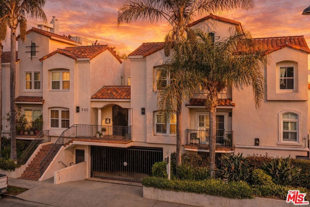 Photo of 640 N Sweetzer Avenue #10, Los Angeles, CA 90048 (MLS # 26645047)