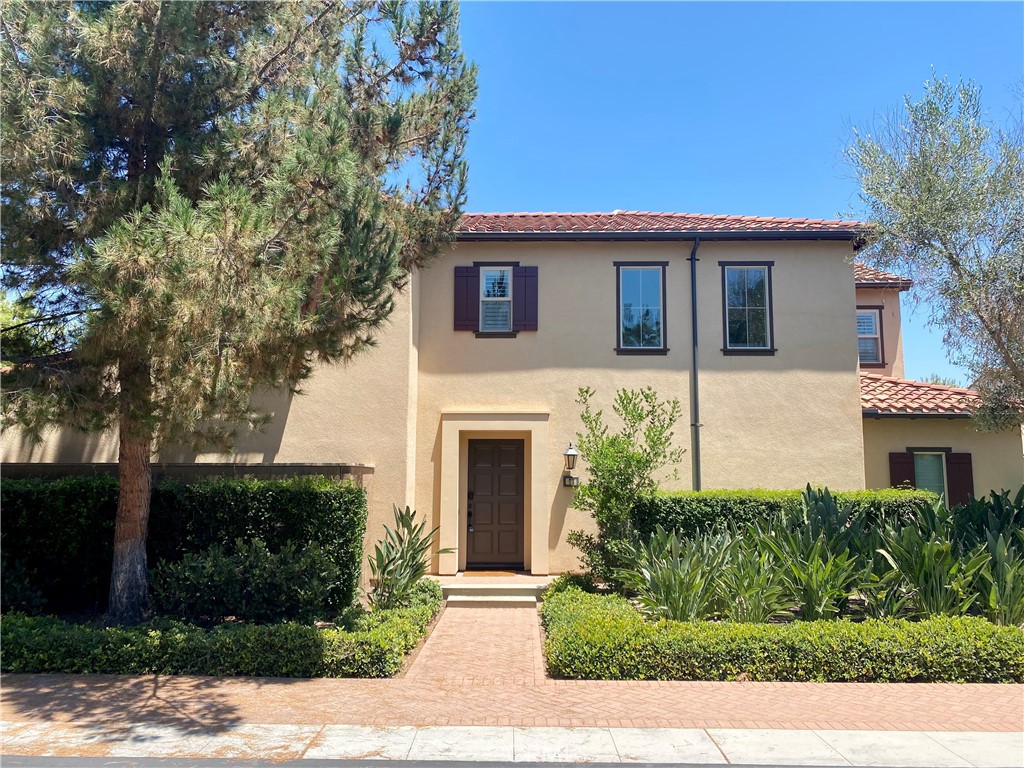 Welcome to this bright and spacious 4-bedroom, 4-bathroom home in the heart of Stonegate Village! This detached condo offers excellent privacy and a single-family home feel, with no shared walls and abundant natural light throughout.
Located on a desirable corner lot, this home enjoys enhanced openness, extra outdoor space, and only one neighbor to the side. The open-concept layout features a modern kitchen with stainless steel appliances, quartz countertops, and a large center island—perfect for both daily living and entertaining.
One bedroom is conveniently located on the first floor, ideal for guests or easily used as a private home office. Upstairs, you’ll find a generous primary suite with a walk-in closet and spa-like bathroom, plus two additional bedrooms and two full baths.
Enjoy a low-maintenance backyard and access to award-winning Irvine schools, as well as Stonegate’s resort-style pools, parks, and trails.