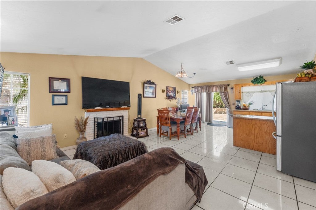 14394 Hillcrest