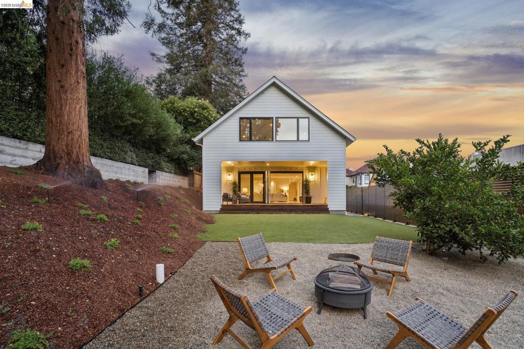 915 Grosvenor Place Pl, Oakland CA 94610